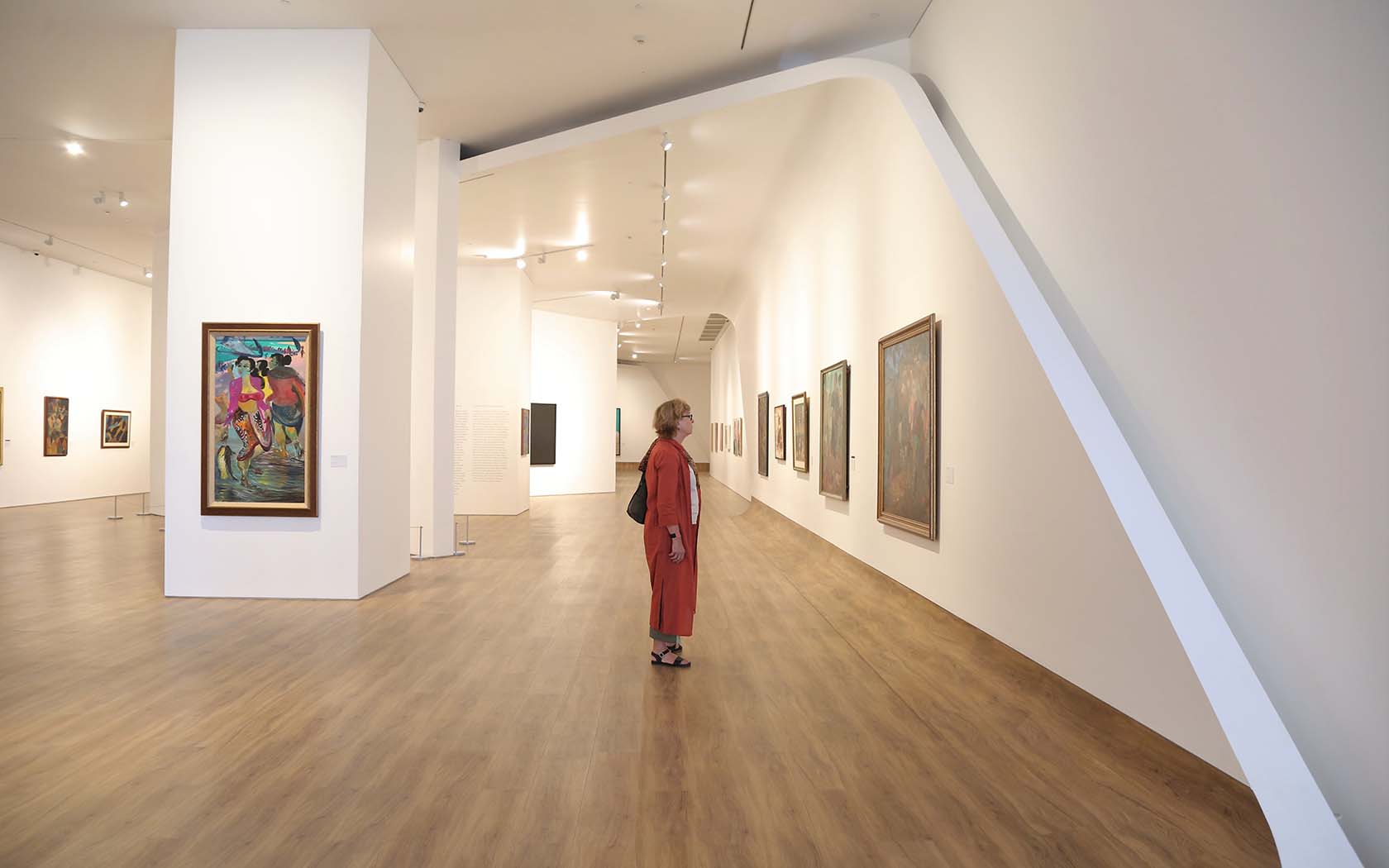 Лучший музей современного искусства. Музей современного искусства broad. Интерьер современного музея. Музей современного искусства bechtler. Современное искусство инсталляции.